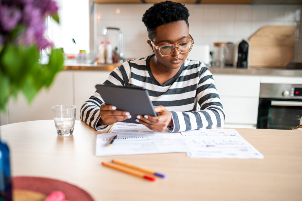 The young woman calculates her monthly expenses