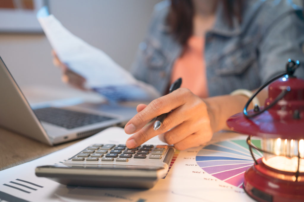 Business woman thinking account,account,accounting.