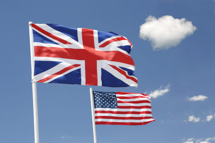 USA. Arizona. Drapeaux du Royaume Uni et des USA flottant dans le ciel.