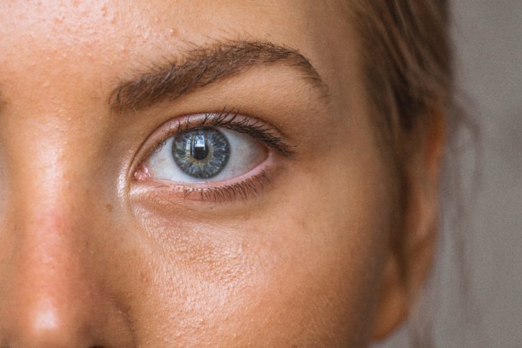 close-up photo of persons eye