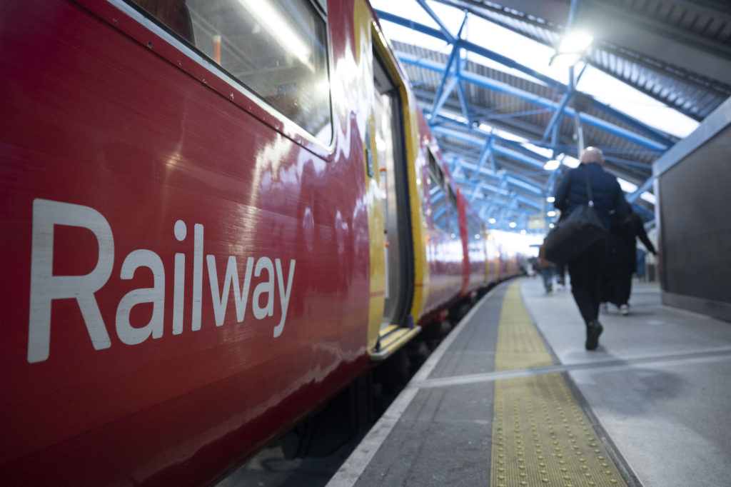 Railroad workers and employers agree on salary increase in UK